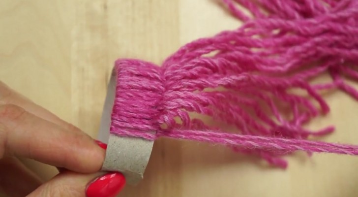 A bit of wool and a cardboard tube: this is all you need for this adorable decoration!