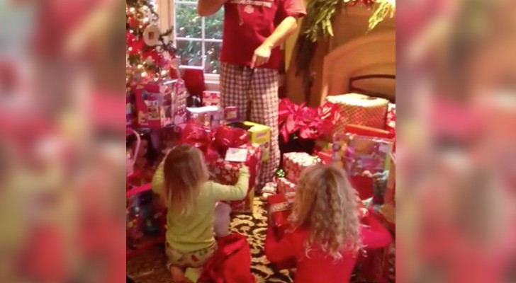 Op kerstochtend krijgen zij het mooiste cadeau van hun leven... Hun enthousiasme is prachtig! 