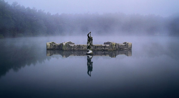 Questa statua di nettuno nasconde un meraviglioso segreto sotto il pelo dell'acqua