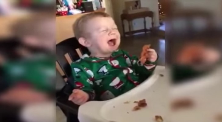 A child taste bacon for the first time: his reaction is EPIC