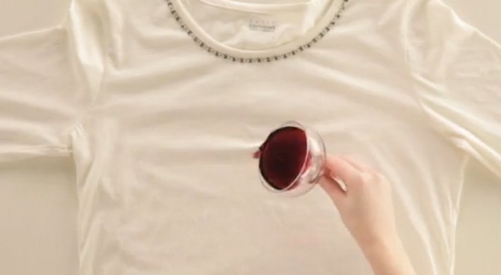 Elle verse du vin rouge sur un t-shirt: ce qu'elle utilise pour l'enlever est tout à fait inattendu!