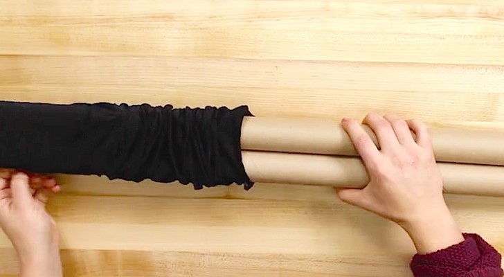 He puts 2 cardboard tubes in some old trousers: here's a perfect idea against drafts ! 