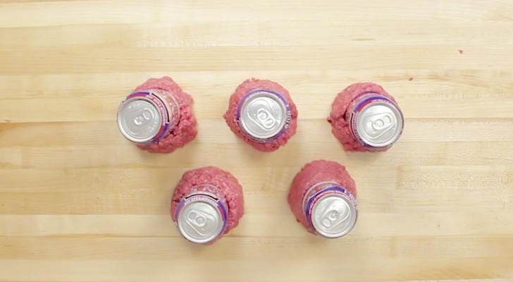 Envuelve la carne alrededor de una lata de cerveza...el resultado los hara lamer los dedos!