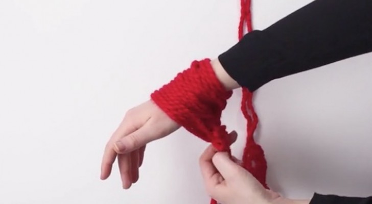 Elle enroule de la laine autour du poignet: regardez ce qu'elle crée en 30 minutes