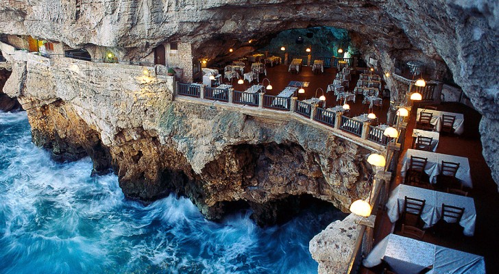 Den underbara restaurangen inbyggd i en grotta i regionen Puglia i Italien