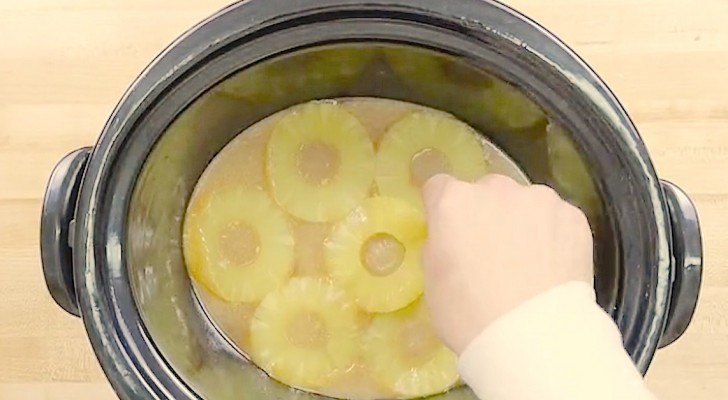 Ze bedekt de bodem van een pan met ananas. Als ze het geheel afdekt, leidt dit tot een verbluffend resultaat! 