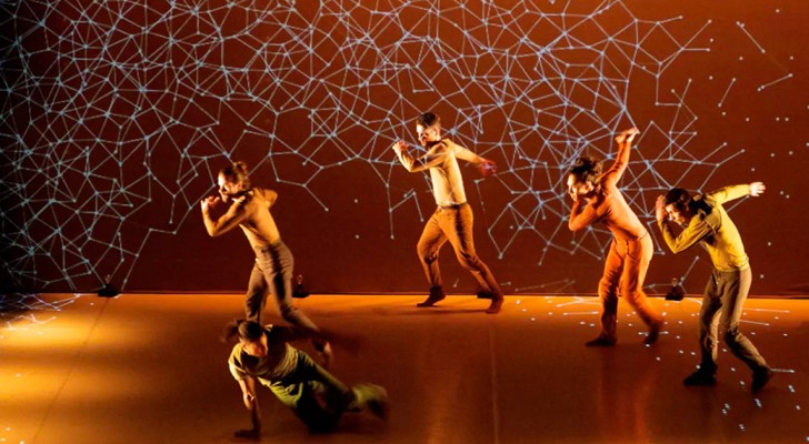 Un ballerino si muove sul palco: lo schermo "prende vita" e balla con lui