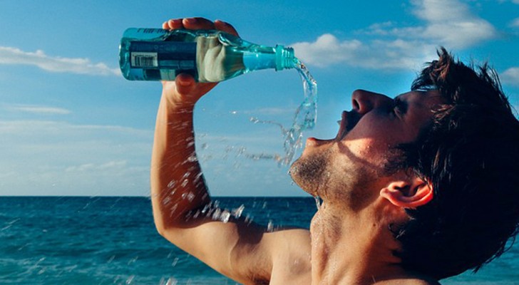 Questi 10 segnali vi avvertono che non state bevendo abbastanza acqua