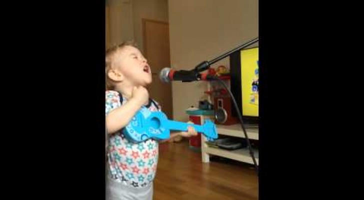 His mother turns on the microphone but did not expect a performance like that ... Wow! 