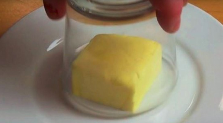 Hij haalt boter uit de koelkast: dit is een truc om de boter zacht te krijgen ZONDER magnetron...