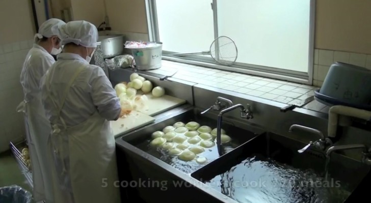 It's lunchtime for Japanese students: what they are taught to do is amazing!