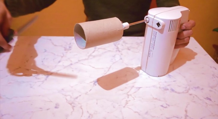Il met un rouleau de papier toilette sur un batteur électrique: la raison est excellente!