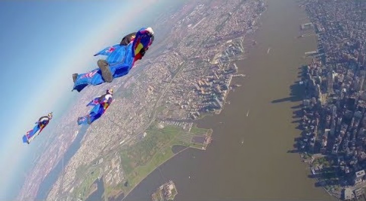 De extreme vlucht van deze professionals boven New York is sensationeel! 