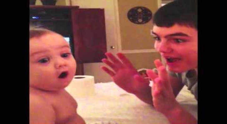 Zijn grote broer laat hem een goocheltruc zien. De reactie van de baby is onbetaalbaar! 