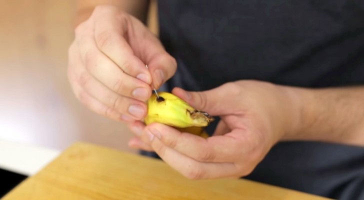 Hij doorboort een banaan met een naald: deze truc werkt verbluffend goed 