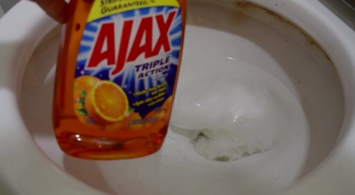 Putting dishwashing soap in the toilet gives amazing results!