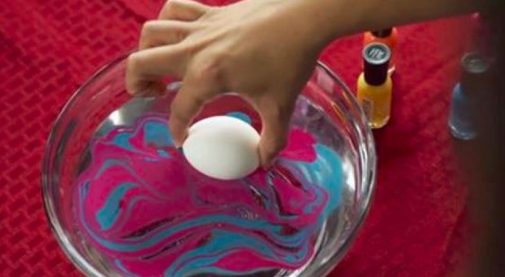 Immerse boiled eggshells in water and nail polish... the results are beautiful!