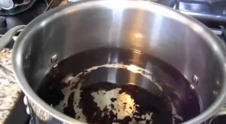 Discover how to easily clean a burned stainless steel pot with this really simple trick!