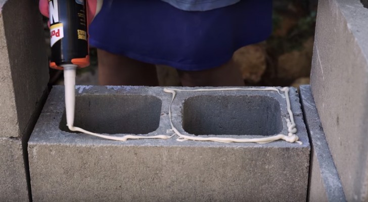 Hon sätter silikon på ett betongblock. Det slutliga resultatet är förvånande!