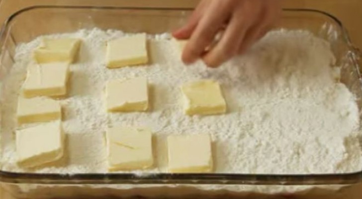 Elle met le beurre en dés dans la pâte: voici l'un des desserts les plus faciles que vous ayez jamais vu!