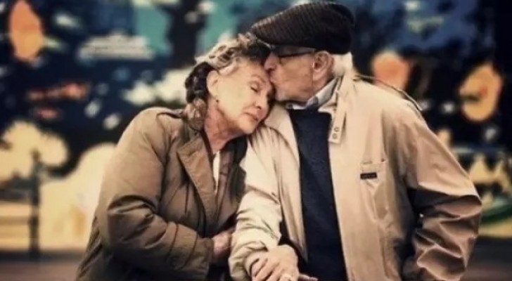 Een bejaarde vrouw onthult het geheim voor een gelukkig huwelijk. Het is geweldig! 