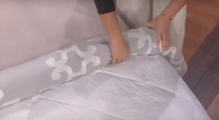 Roll the duvet together with the duvet-cover --- after two seconds like magic – it is done!