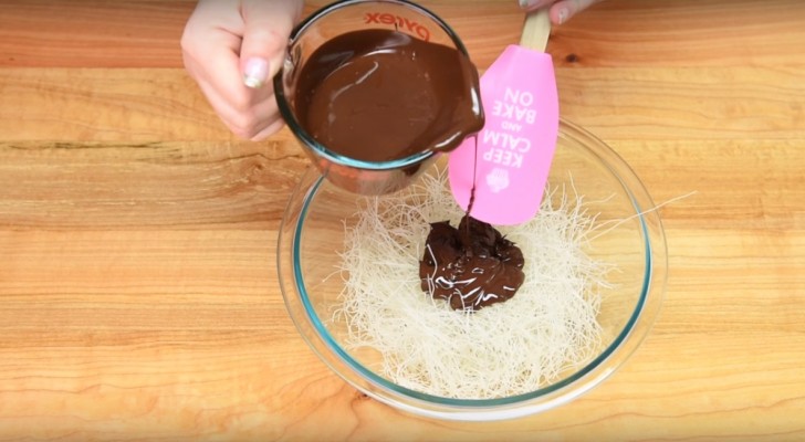 Sie gießt Schokolade über ungekochte Nudeln. Das Ergebnis ist hübsch anzusehen und lecker 