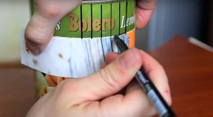 Turn an empty can of tomatoes into an ESSENTIAL tool in the kitchen!