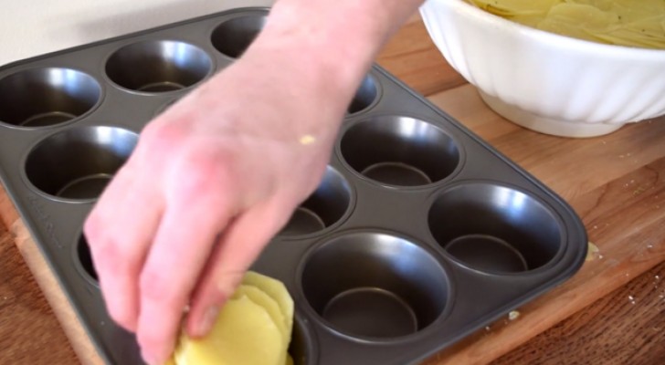 Corta a fetas las papas y las pone en la asadera para muffin: cuando las retira del horno...exquisito!