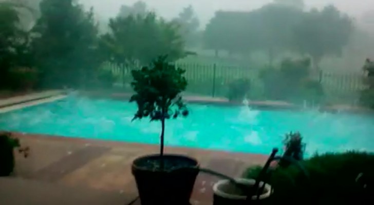 Um homem filma uma violenta tempestade, mas fique olhando a sua piscina... Incrível!