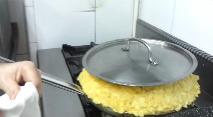 Il met dans la poêle les pommes de terre et 30 œufs: voici comment naît une omelette de 12 kg ...
