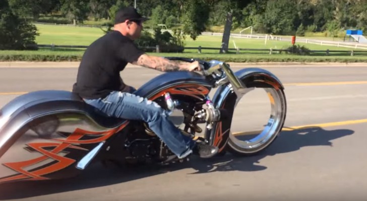 Han filmar en motorcykel på motorvägen, men den har någonting ANNORLUNDA ....