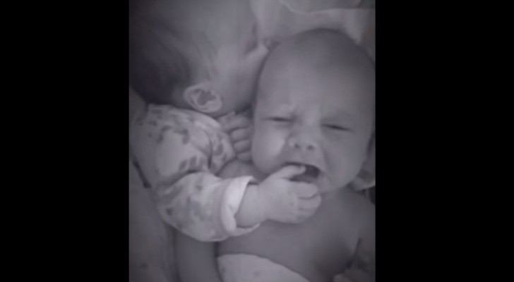 O bebê começa a chorar, mas o seu irmão gêmeo sabe muito bem como acalmá-lo!