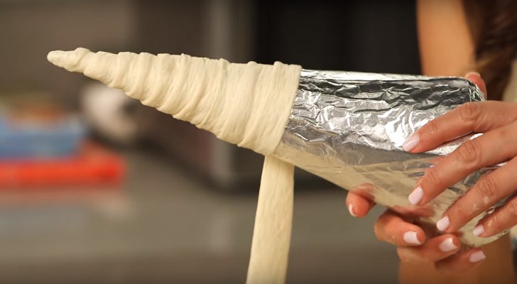 Ze rolt pizzadeeg rondom een kegel van aluminium. Het resultaat is om van te smullen! 