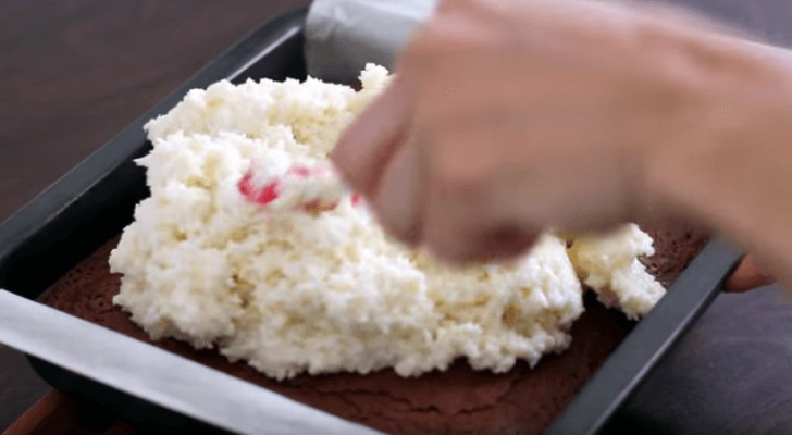 Sie streicht die Kokosmasse auf ein Blech: Ein leckeres Dessert, dem niemand widerstehen kann!