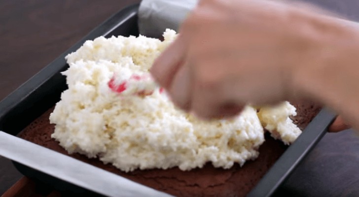 Elle met de la noix de coco sur une plaque: voici un dessert irrésistible et facile à préparer!