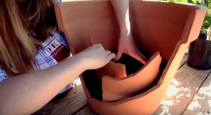 Elle casse accidentellement un grand vase en terre cuite... mais elle réussit à le transformer en quelque chose de magique!