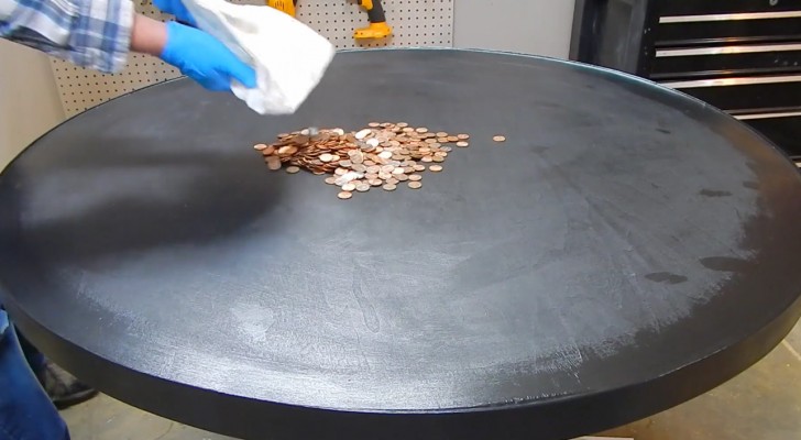 Er lässt einen Sack Münzen auf einen Tisch fallen.. Das Ergebnis ist wunderschön 