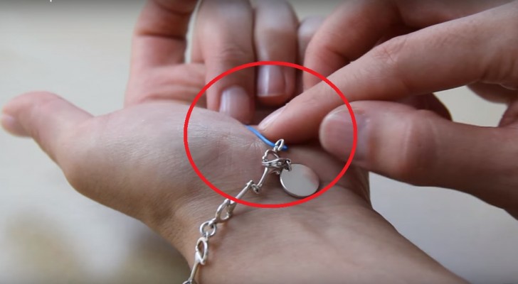 Elle tente en vain d'accrocher son bracelet toute seule ... La solution qu'elle trouve est brillante!