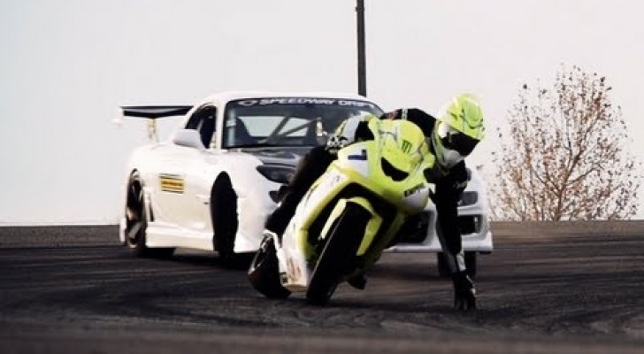 Kawasaki ZX10 vs Corvette RX7 - A todo Drifting