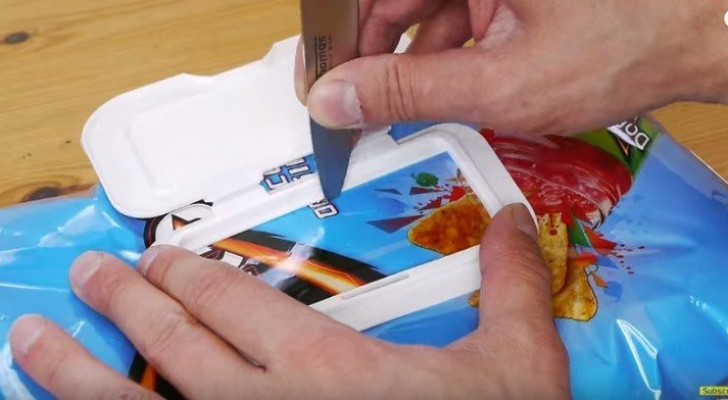 Er benutzt den Verschluss der Servietten mit einer Chipsverpackung: ein netter und nützlicher Trick