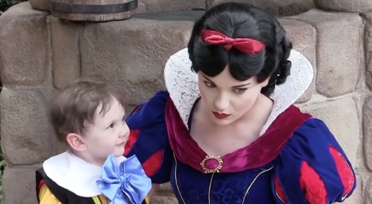 A two-year-old child with autism meets Snow White --- What the mother films is beautiful!