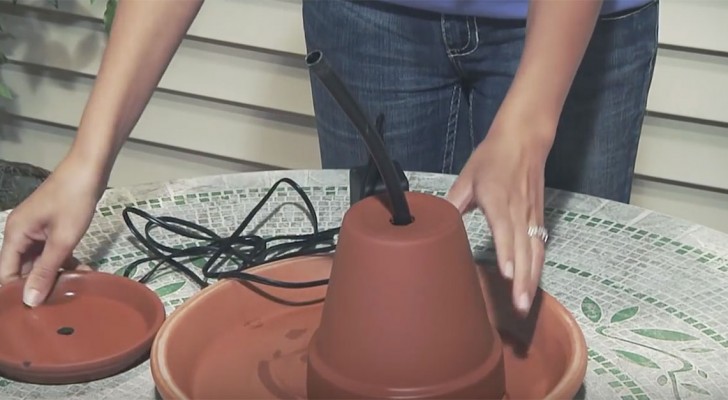 Inserisce una pompa dell'acqua in un vaso di terracotta: non perdetevi il magnifico risultato finale!