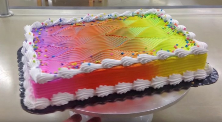 Una mujer realiza una torta normal de colores, pero espera que la haga girar...