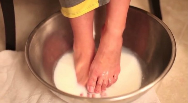La méthode pour régénérer la peau de vos pieds... avec 2 ingrédients que tout le monde a à la maison!