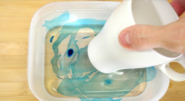 Elle plonge une tasse d'eau dans une solution à base d'eau et de vernis: quand elle la retire, le résultat est magnifique!