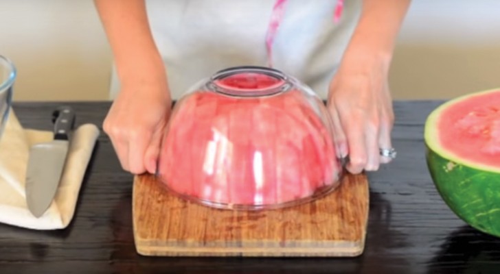 Dit is een geniale truc om een watermeloen te serveren... met behulp van een eenvoudige kom!