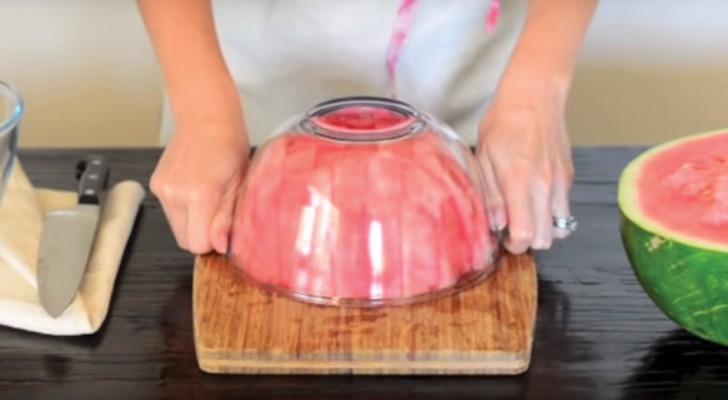 Thinking of a nice way to serve watermelon? A bowl is all you need!