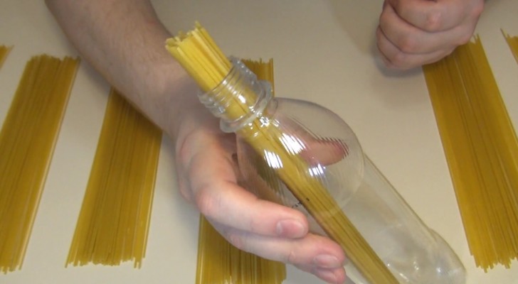 Ze plaatst spaghetti in een fles: deze truc is zonder twijfel de ultieme oplossing voor een probleem die we allemaal wel kennen!