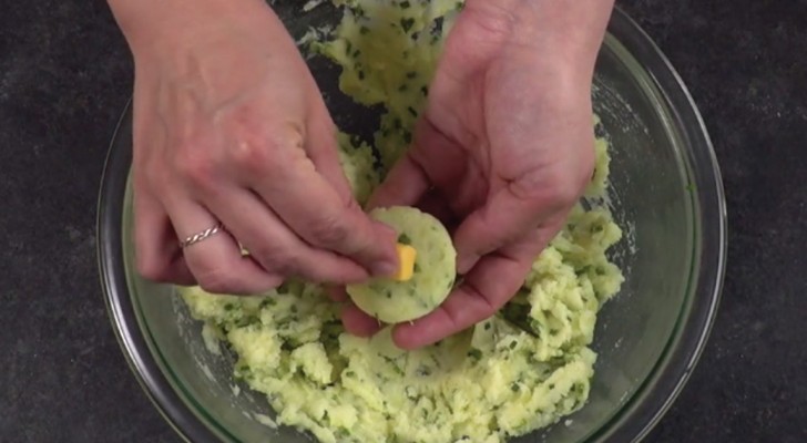 Inserisce del formaggio in una polpetta di patate: quando la frigge non riuscirete a resistere!